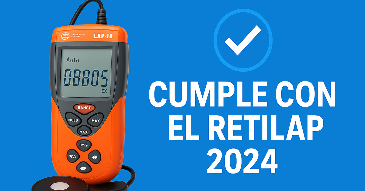 Técnico consultando normativa RETILAP 2024 junto a un luxómetro profesional.